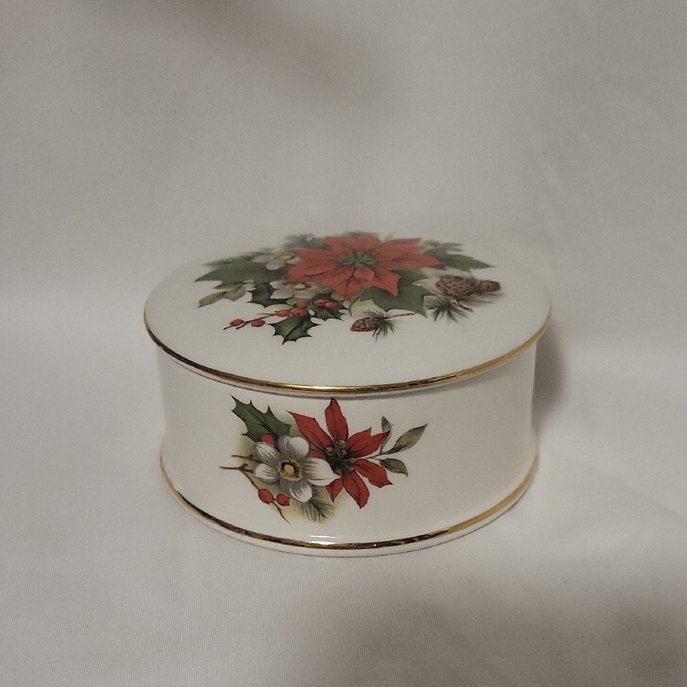 Vintage Sadler England Porcelain Poinsettia Gold Trim Jewelry Trinket Dish